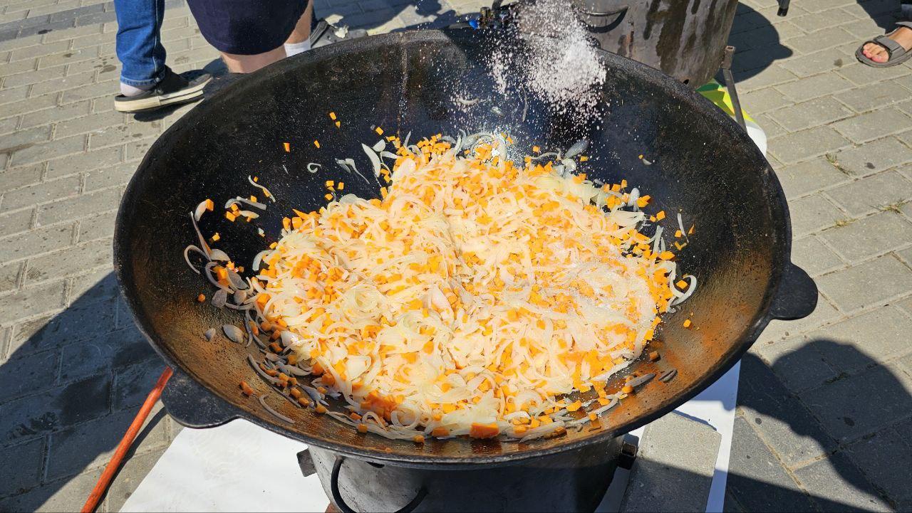 Фото Гигантская яичница и турнир по ловле рыбы. Опубликованы кадры масштабного «Пикник феста» на Михайловской набережной 28 - Сиб.ФМ Фото Гигантская яичница и турнир по ловле рыбы. Опубликованы кадры масштабного «Пикник феста» на Михайловской набережной 28